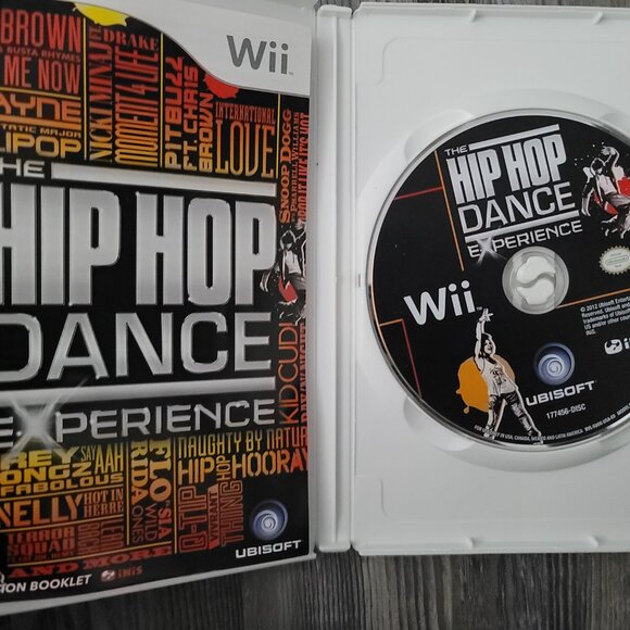 Wii game console with accessories and game - Picture 3 of 9